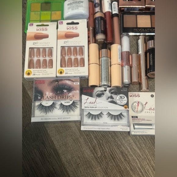Revolution MYSTERY MAKEUP BUNDLE - Picture 3 of 7